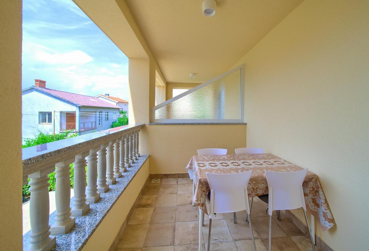 Apartmani Dal Malinska Ngoại thất bức ảnh
