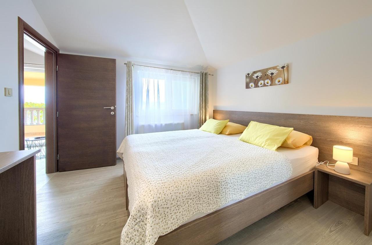 Apartmani Dal Malinska Ngoại thất bức ảnh