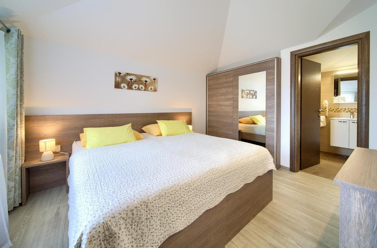 Apartmani Dal Malinska Ngoại thất bức ảnh